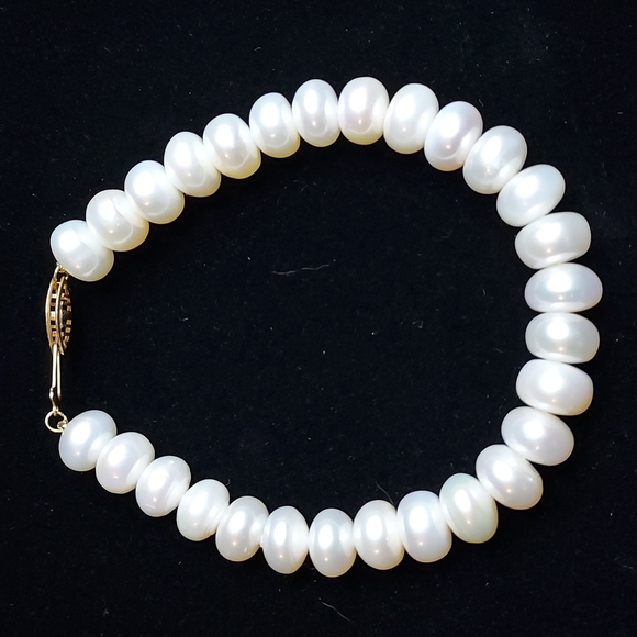 Jewelry - Vintage 10K Gold Clasp Pearl Bracelet!
